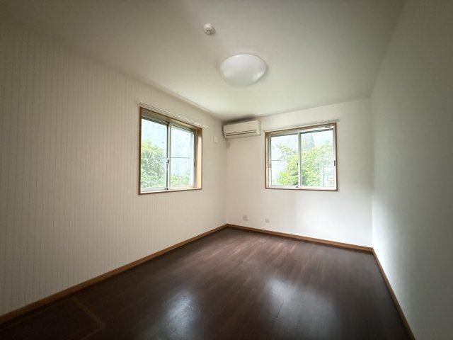 居室・リビング　落ち着いた雰囲気のお部屋です！