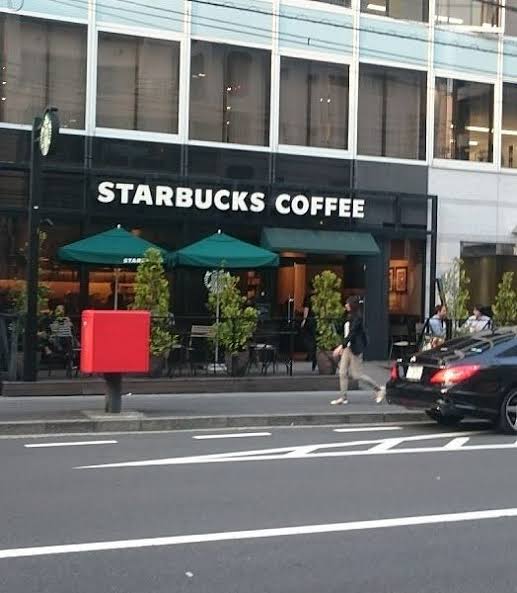 飲食店　スターバックスコーヒー南青山骨董通り店（飲食店）まで524m