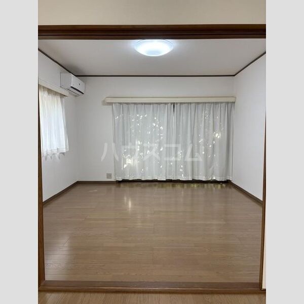 室山町戸建ての居間写真