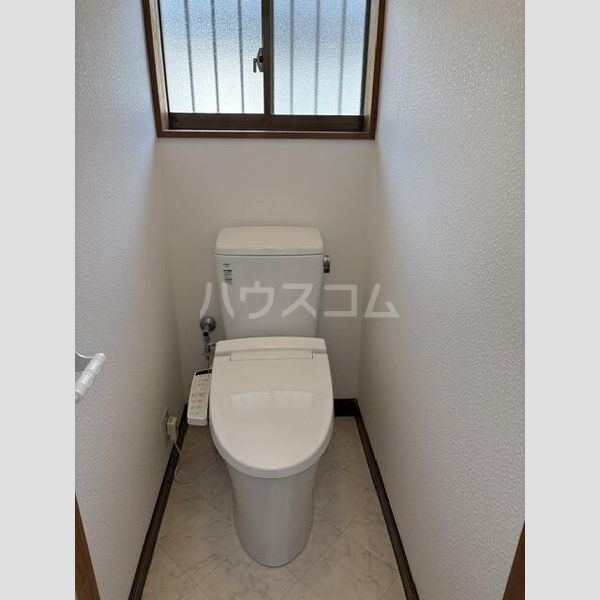 室山町戸建てのトイレ写真