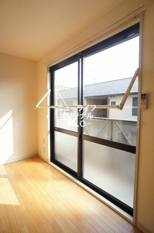 その他設備　雨の日にも安心してお洗濯ができる室内物干し付☆