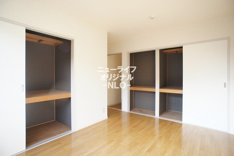 その他　洋室6.2帖　2つの収納があり空間を広々使えます☆