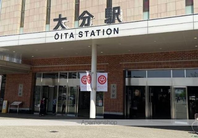 コンビニ　ファミリーマートＪＲ大分駅店（コンビニ）まで180m
