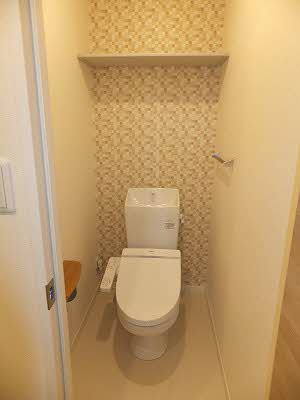 トイレ　落ち着いた色調のトイレです