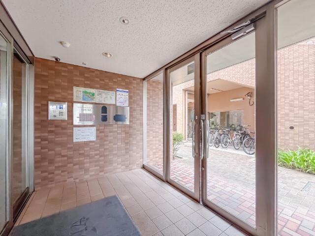 エントランス　落ち着いたエントランスです
