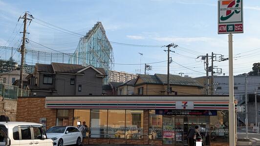 コンビニ　セブンイレブン 横浜永田台店（コンビニ）まで495m