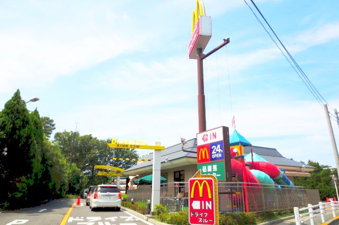 飲食店　マクドナルド多摩堤通り喜多見店（飲食店）まで337m