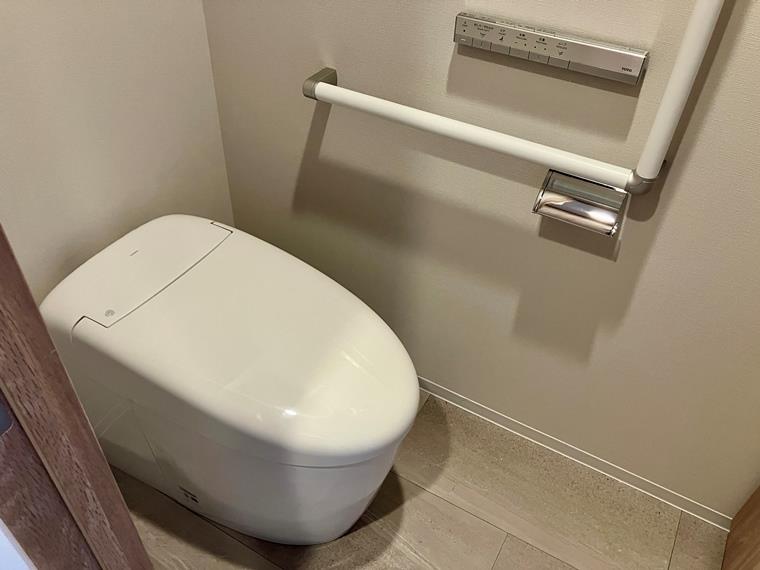 トイレ　落ち着いた色調のトイレです