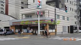 コンビニ　セブンイレブン札幌南9条西3丁目店（コンビニ）まで379m