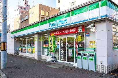コンビニ　ファミリーマート札幌南5条東店（コンビニ）まで657m