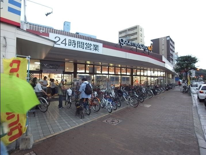 スーパー　グルメシティ港町店（スーパー）まで102m