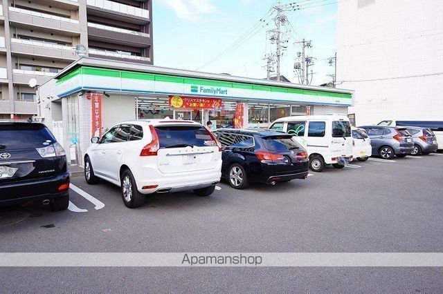 コンビニ　ファミリーマート（コンビニ）まで562m