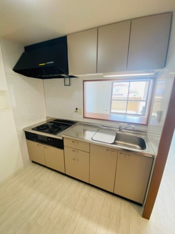 ＪＲ山陽本線 明石駅 バス乗車時間：23分 最寄りバス停で下車 徒歩4分 4階建 築22年のキッチン写真