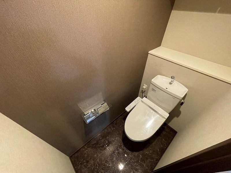 トイレ　別号室の写真となります（内装は白色になります）現状優先
