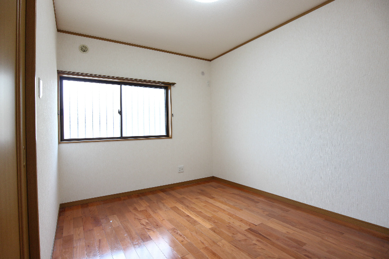 その他部屋・スペース　洋室も日当たり良好です。
