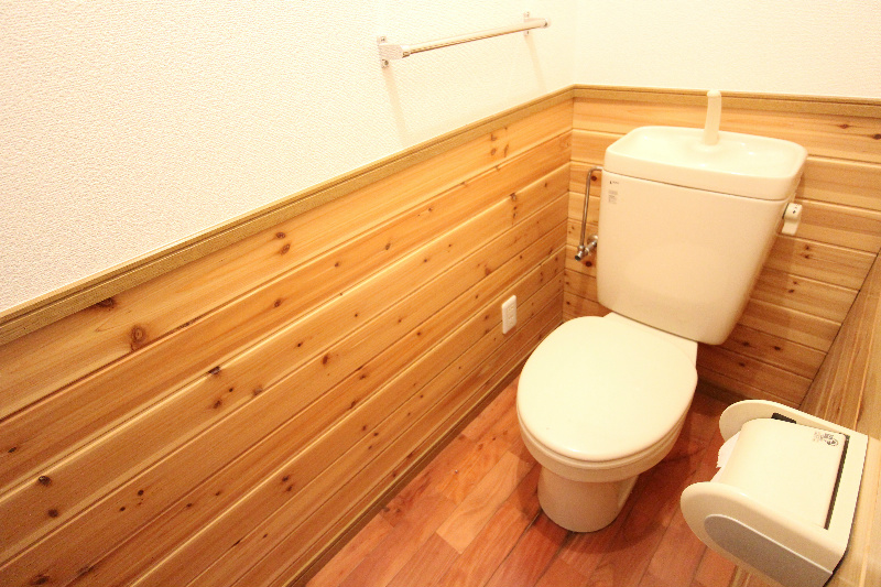 トイレ　上部には採光の窓が付いたトイレです。