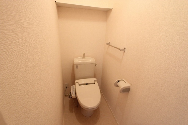 トイレ　温水シャワー付きトイレです