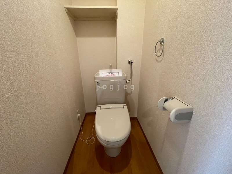 トイレ　嬉しい温水洗浄便座付きのトイレです。