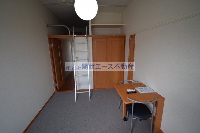 レオパレスフラワリーの居間写真