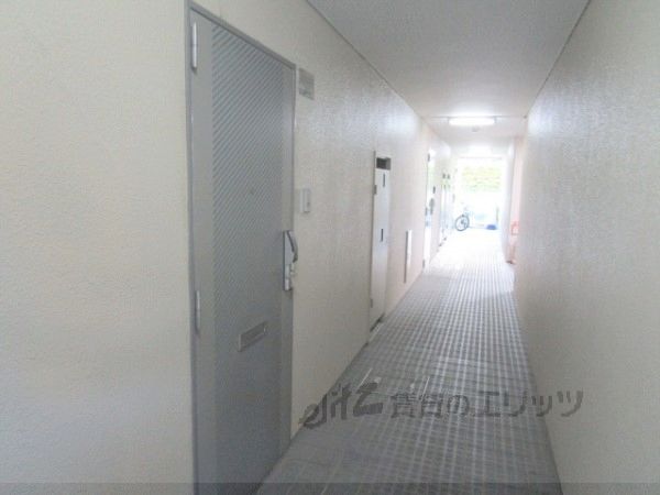 ロビー　通路