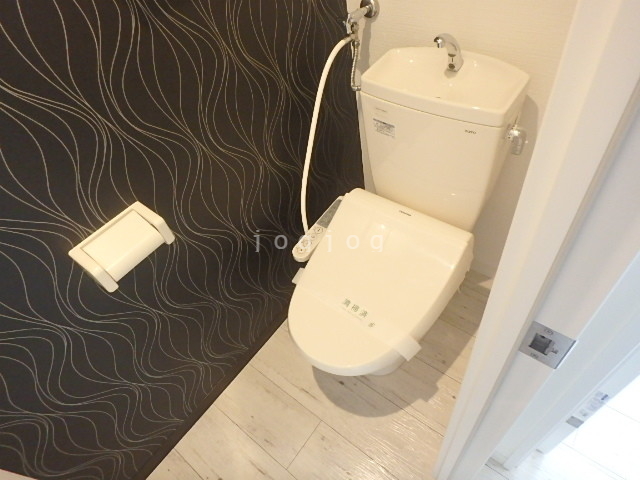 トイレ　嬉しい温水洗浄便座付きのトイレです。