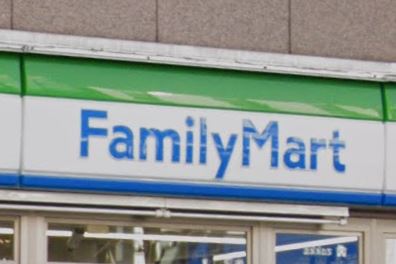 コンビニ　ファミリーマート 四谷二丁目店（コンビニ）まで245m