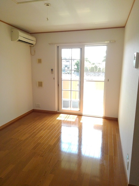 小田急小田原線 本厚木駅 バス乗車時間：38分 最寄りバス停で下車 徒歩4分 2階建 築21年の居間写真