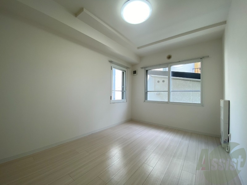 その他部屋・スペース　寝室はこちらです。光が差し込む、温かみのあるお部屋です。