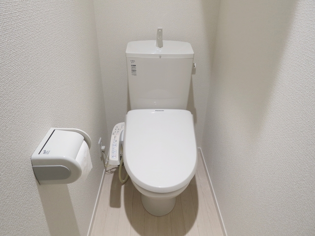 トイレ　温水洗浄機能付トイレです