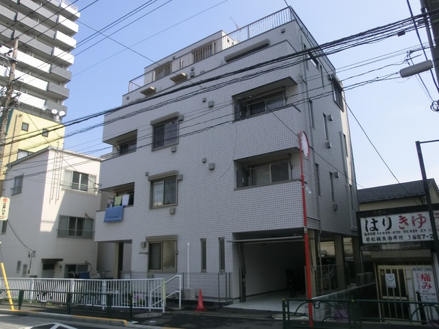 建物外観　白いタイル張りの外観です