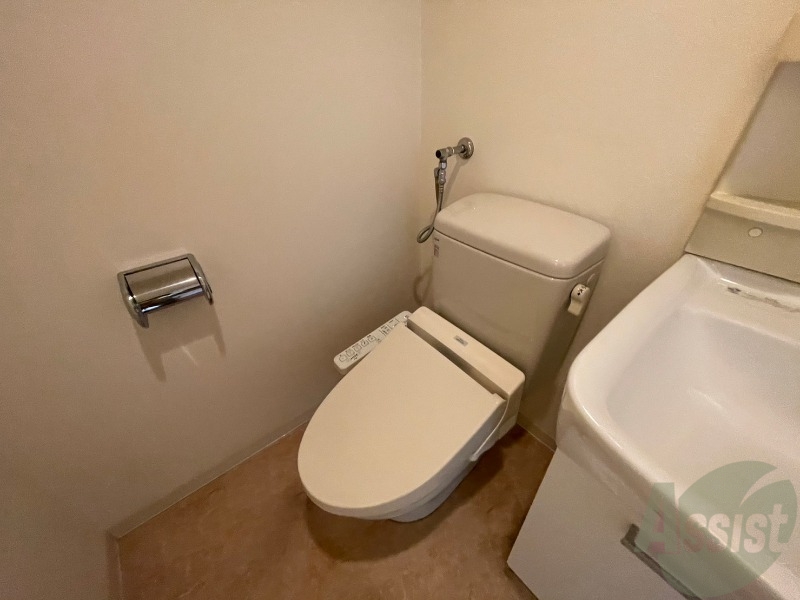 トイレ　ウォシュレット機能がついたトイレです。安心して使用できますね