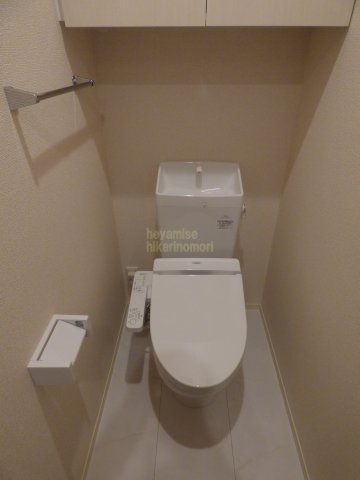 トイレ　※写真は別号室です