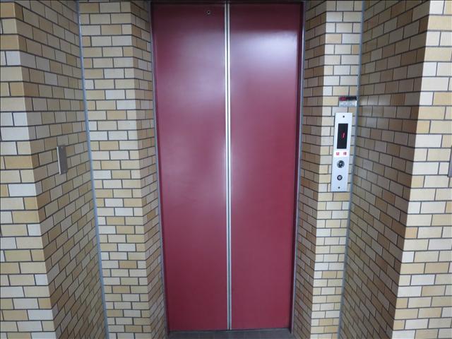 玄関　エレベーター付きの物件です