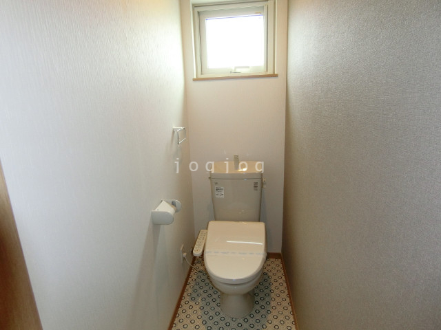 トイレ　嬉しい温水洗浄便座付きのトイレです。