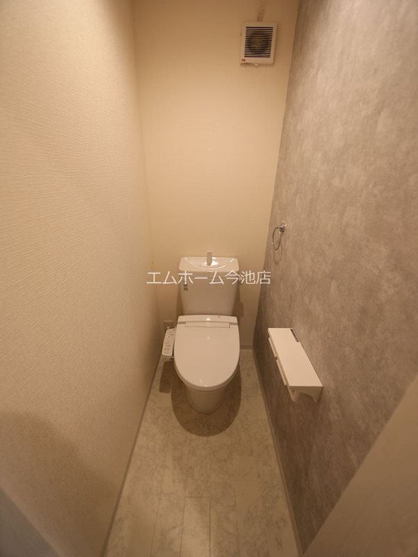 トイレ　温水暖房洗浄便座付トイレ