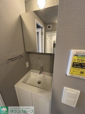 洗面設備　★奇数階・偶数階で木材や壁の色が異なります。