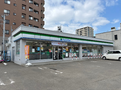 コンビニ　ファミリーマート札幌南5条西20丁目店（コンビニ）まで426m