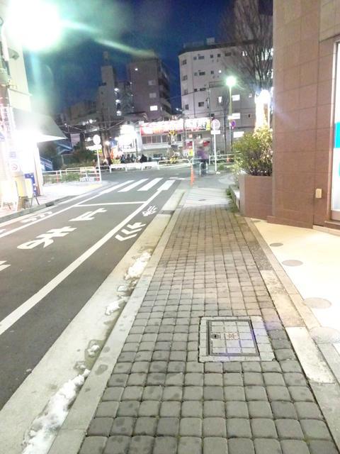 ロビー　マンション前の道路　夜道も明…