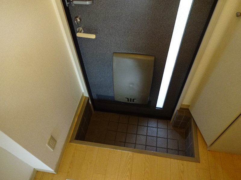 玄関　玄関口※他号室の参考写真となります。