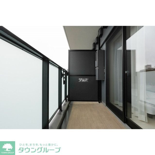 バルコニー　家具・調度品等は実際の賃貸住戸には含まれておりません。