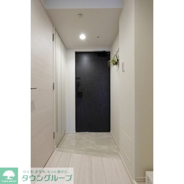 玄関　家具・調度品等は実際の賃貸住戸には含まれておりません。