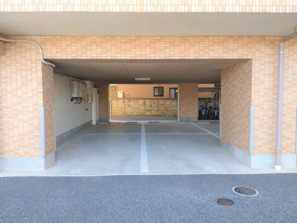 駐車場　屋根下駐車場ありますので、希望の方はお申し付けください。