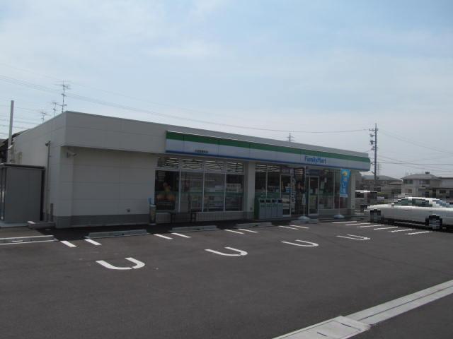 コンビニ　ファミリーマート（コンビニ）まで1060m