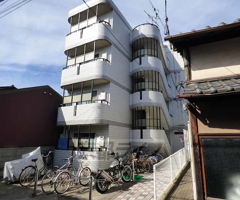京都市東山区石泉院町のマンションの建物外観