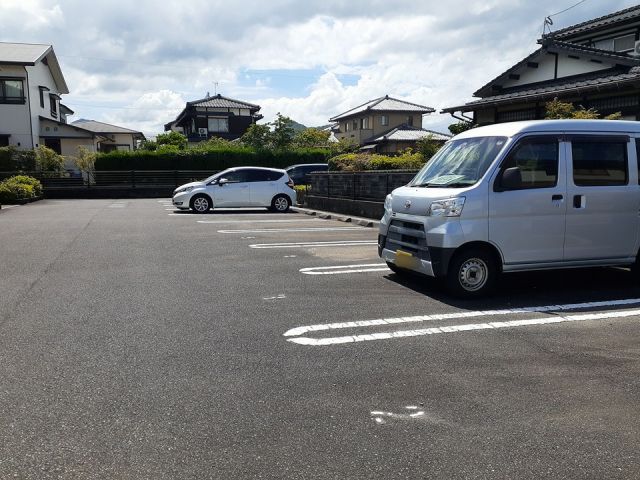 【鹿島市大字納富分のアパートの駐車場】