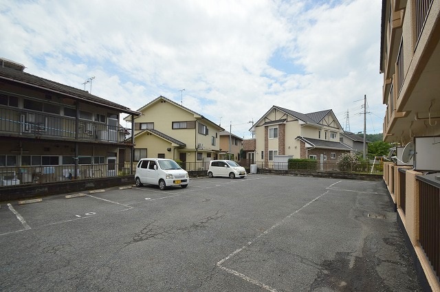 【岡山市北区横井上のマンションの駐車場】