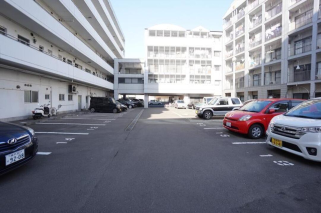 【松山市福音寺町のマンションの駐車場】