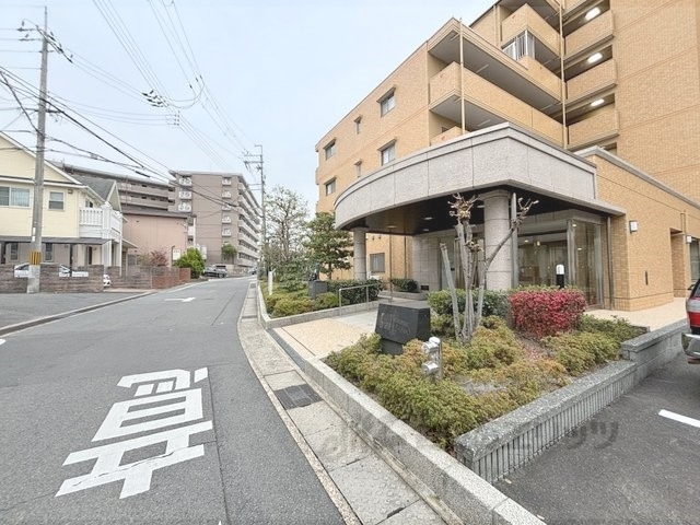 【宇治市伊勢田町のマンションの建物外観】