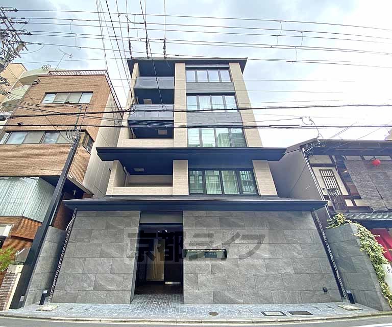 京都市中京区左京町のマンションの建物外観