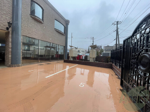 【札幌市中央区北三条西のマンションの駐車場】